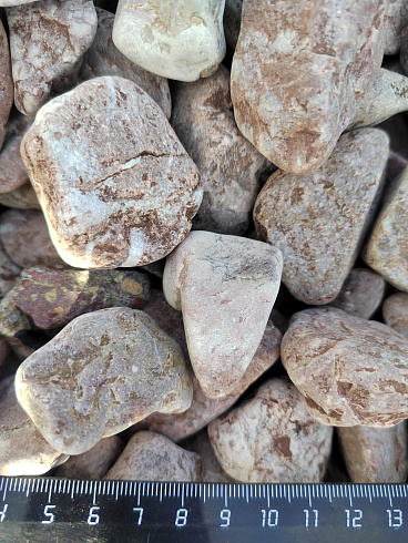 Kamenclub.ru: Мраморная крошка (щебень галтованный розовый) фр.20-40 мм.  купить в Истре мрамор розовый, красный оголтованный округлый щебень  15000 руб/т   фото КАМЕНЬ КЛУБ