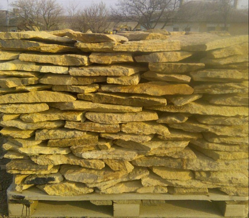 Kamenclub.ru: Песчаник пластушка "фонтанка" желтая (3,0 - 5,0 см)  купить в Истре песчаник желтая, рыжий, желтый песчаник колотый рваный со сколом облицовочный 16200 руб/м3   фото КАМЕНЬ КЛУБ