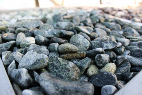 Kamenclub.ru: Щебень галтованный зеленый (змеевик) фр. 20-40 мм.  купить в Истре мрамор зеленый, салатовый оголтованный щебень мраморный 12500 руб/т   фото КАМЕНЬ КЛУБ