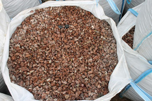 Kamenclub.ru: Мраморная крошка (щебень крошка розовый) фр. 10-20 мм.  купить в Истре мрамор розовый, красный каменная декоративная крошка ландшафтная 11000 руб/т   фото КАМЕНЬ КЛУБ