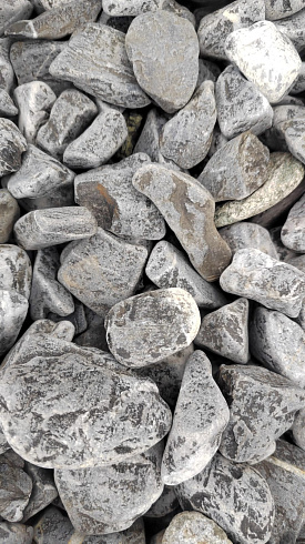 Kamenclub.ru: Щебень галтованный черный (мрамор) фр.40-70 мм.  купить в Истре мрамор черный с белыми прожилками, черный, белый щебень галтованный округлый 13500 руб/т   фото КАМЕНЬ КЛУБ