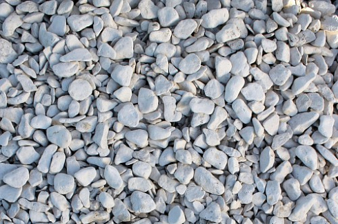 Kamenclub.ru: Мраморная крошка (щебень галтованный белый) фр.40-70 мм.  купить в Истре мрамор белый молочный айвори окатанный округлый природный камень 17000 руб/т   фото КАМЕНЬ КЛУБ