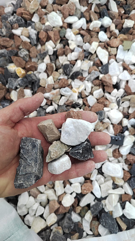 Kamenclub.ru: Мраморная крошка (щебень крошка микс : белый-черный-розовый) фр. 20-40 мм.  купить в Истре мрамор белый, черный, розовый декоративная ландшафтная крошка 12000 руб/т   фото КАМЕНЬ КЛУБ