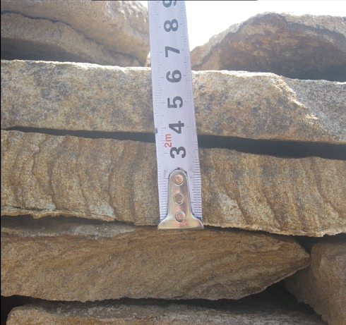 Kamenclub.ru: Песчаник пластушка желтый с рисунком (3 см)  купить в Истре песчаник желтый с рисунком, рыжий, желтый песчаник пластушка ландшафтная рваная 8 500 руб/м3   фото КАМЕНЬ КЛУБ