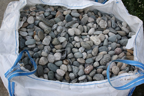 Kamenclub.ru: Галька речная окат (серая) фр.40-60 мм купить  в Истре галька речная серый бежевый рыжий коричневый округлый речной камень 5000 руб/т   фото КАМЕНЬ КЛУБ