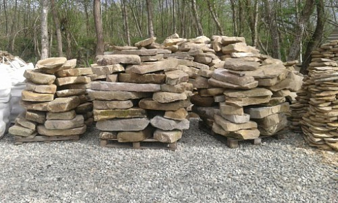 Kamenclub.ru: Песчаник плиты - плахи - пошаговые дорожки (фр. 70-150 мм)  купить в Истре песчаник серый бежевый желтый зеленый колотый песчаник строительный 6500 руб/т   фото КАМЕНЬ КЛУБ