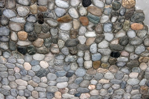 Kamenclub.ru: Галька речная плоская (ассорти) фр. 70-150 мм. купить  в Истре галька галечник серый белый темно-серый синий светло-серый плоская природная галька  9000 руб/т   фото КАМЕНЬ КЛУБ