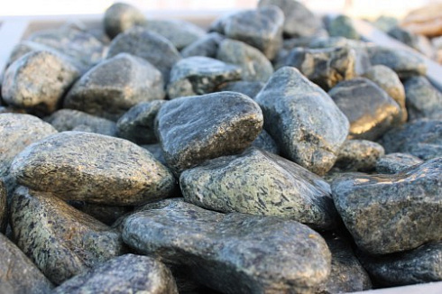 Kamenclub.ru: Щебень галтованный зеленый (змеевик) фр. 50-100 мм.  купить в Истре галтовка мраморная зеленый, салатовый мрамор 12 500 руб/т   фото КАМЕНЬ КЛУБ