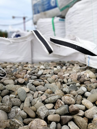 Kamenclub.ru: Галька речная окат (пестрая) фр. 20-40 мм. купить  в Истре галька речная пестрая, серая, серые оттенки галька речная окатанная округлая 5000 руб/т   фото КАМЕНЬ КЛУБ