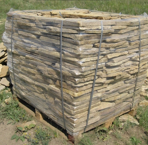 Kamenclub.ru: Песчаник пластушка желтый с рисунком (3 см)  купить в Истре песчаник желтый с рисунком, рыжий, желтый песчаник пластушка ландшафтная рваная 8 500 руб/м3   фото КАМЕНЬ КЛУБ