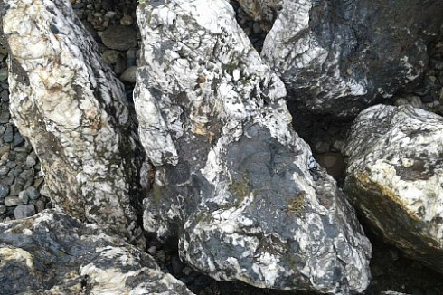 Kamenclub.ru: Черный гранит - кварцит фр. 100-500 мм.  купить в Истре мрамор гранит черный с белыми прожилками, серый, белый валун скальный колотый 7000 руб/т   фото КАМЕНЬ КЛУБ