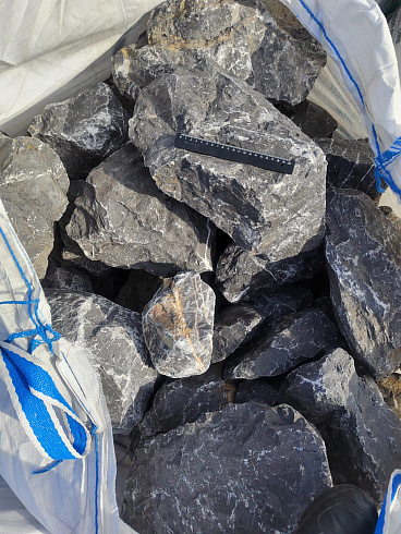 Kamenclub.ru: Черный мрамор скальник фр. 100-500 мм.  купить в Истре мрамор черный белый серый крупный колотый валун ландшафтный 8500 руб/т   фото КАМЕНЬ КЛУБ