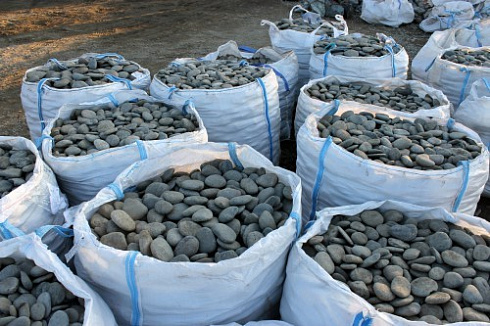 Kamenclub.ru: Галька речная плоская (темно-серая) фр. 100-200-300 мм. купить  в Истре галька речная плоская темно-серый, серый, синий речной галечник плоский 9000 руб/т   фото КАМЕНЬ КЛУБ