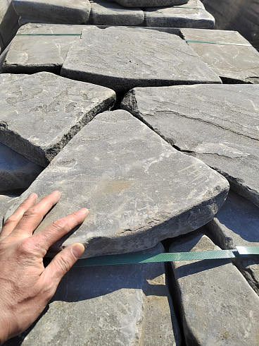 Kamenclub.ru: Песчаник пластушка светло-серый (4,0 - 6,0 см)  купить в Истре плитняк - пластушка светло-серый песчаник 12600 руб/м3   фото КАМЕНЬ КЛУБ