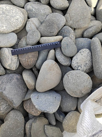 Kamenclub.ru: Галька речная плоская (темно-серая) фр. 70-150 мм. купить в Истре галечник природный темно-серый серый синий речная плоская природная окатанная  9000 руб/т   фото КАМЕНЬ КЛУБ