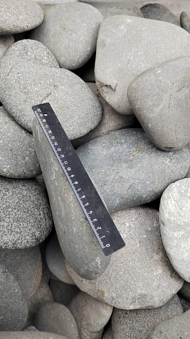 Kamenclub.ru: Галька речная плоская (темно-серая) фр. 70-150 мм. купить  в Истре галечник природный темно-серый серый синий речная плоская природная окатанная  9000 руб/т   фото КАМЕНЬ КЛУБ