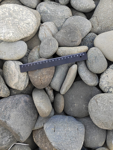 Kamenclub.ru: Галька речная плоская (ассорти) фр. 70-150 мм. купить  в Истре галька галечник серый белый темно-серый синий светло-серый плоская природная галька  9000 руб/т   фото КАМЕНЬ КЛУБ