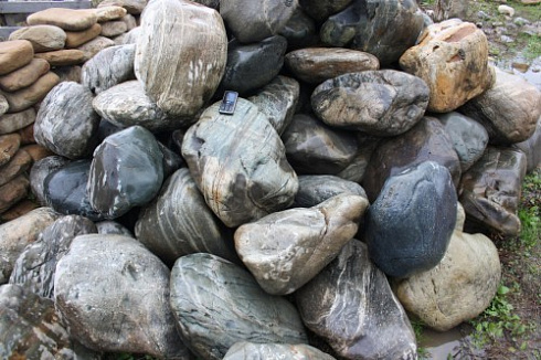 Kamenclub.ru: Речной валун Кабанчик фр.300-500 мм.  купить в Истре крупный природный камень галька серый, темно-серый речной валун галечник масштабный 7000 руб/т   фото КАМЕНЬ КЛУБ