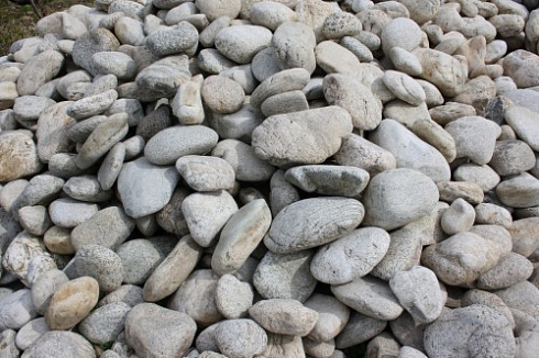 Kamenclub.ru: Бело-серый валунчик фр.100-300 мм.  купить в Истре крупный камень для ландшафта серый, белый бело-серый валун крупная галька 4500 руб/т   фото КАМЕНЬ КЛУБ