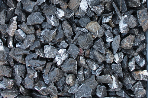 Kamenclub.ru: Щебень крошка черный (мрамор) фр. 40-70 мм.  купить в Истре мрамор черный с белыми прожилками, черный, белый декоративный щебень 11000 руб/т   фото КАМЕНЬ КЛУБ