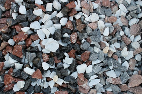 Kamenclub.ru: Мраморная крошка (щебень крошка микс : белый-черный-розовый) фр. 20-40 мм.  купить в Истре мрамор белый, черный, розовый декоративная ландшафтная крошка 12000 руб/т   фото КАМЕНЬ КЛУБ