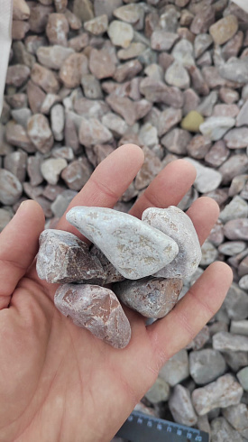 Kamenclub.ru: Мраморная крошка (щебень галтованный розовый) фр.20-40 мм.  купить в Истре мрамор розовый, красный оголтованный округлый щебень  15000 руб/т   фото КАМЕНЬ КЛУБ