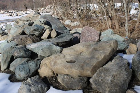 Kamenclub.ru: Гранит скальник (серо-зеленый) фр. 500-1500 мм.  купить в Истре гранит мрамор  серый зеленый темно-серый глыба скальная колотая ландшафтная 7 500 руб/т   фото КАМЕНЬ КЛУБ