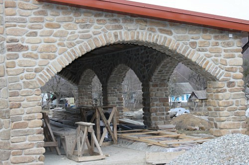 Kamenclub.ru: Песчаник для строительства и кладки блочный (фр 100-200 мм)  купить в Истре песчаник бежевый серый рыжий валун мелкий для строительства песчаник 6500 руб/т   фото КАМЕНЬ КЛУБ