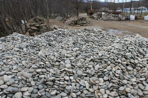 Kamenclub.ru: Галька речная плоская (ассорти) фр. 100-200-300 мм купить  в Истре галька галечник природный серый, белый темно-серый синий рыжий светло-серый природная галька плоская крупная 8000 руб/т   фото КАМЕНЬ КЛУБ