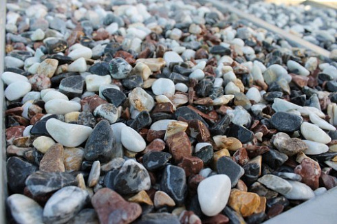 Kamenclub.ru: Мраморная крошка (щебень галтованный микс:белый-черный-розовый-медовый) фр.10-20 мм.  купить в Истре мрамор белый, медовый, черный, розовый мраморный декоративный ландшафтный окатанный округлый галтованный щебень 15500 руб/т   фото КАМЕНЬ КЛУБ