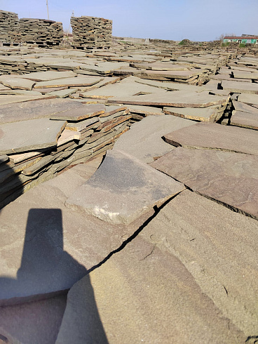 Kamenclub.ru: Песчаник пластушка серо-зеленый (3,0 см)  купить в Истре песчаник серо-зеленый, серый, зеленый песчаник пластушка колотый рваный ландшафтный 10200 руб/м3   фото КАМЕНЬ КЛУБ