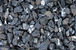 Kamenclub.ru: Щебень крошка черный (мрамор) фр. 5-10 мм.  купить в Истре мрамор черный с белыми прожилками, черный, белый мраморная крошка декоративная ландшафтная 11000 руб/т   фото КАМЕНЬ КЛУБ