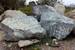 Kamenclub.ru: Змеевик скальник фр. 500-1500 мм.  купить в Истре змеевик зеленый серый черный глыба скальная колотая 7500 руб/т   фото КАМЕНЬ КЛУБ