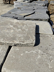 Kamenclub.ru: Песчаник пластушка светло-серый (2,0 см)  купить в Истре плитняк- ластушка светло-серый, серый рваный ландшафтный плитняк колотый 13800 руб/м3   фото КАМЕНЬ КЛУБ