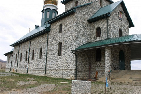 Kamenclub.ru: Галька речная плоская (бело-серая) фр. 100-200-300 мм. купить  в Истре галька речная плоская серый, белый, бело-серый, серо-белый речная галька плоская  9000 руб/т   фото КАМЕНЬ КЛУБ