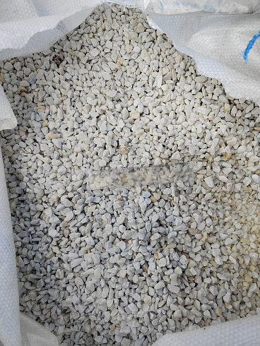 Kamenclub.ru: Мраморная крошка, щебень, цвет-белый, фр. 5-10 мм.  купить в Истре мрамор белый, айвори, молочный мраморная каменная крошка ландшафтная 12000 руб/т   фото КАМЕНЬ КЛУБ