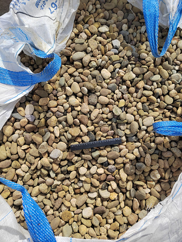 Kamenclub.ru: Галька речная окат рыжая фр. 20-40 мм. купить  в Истре галька речная окатанная рыжая желтая серая округлая речная галька 5000 руб/т   фото КАМЕНЬ КЛУБ