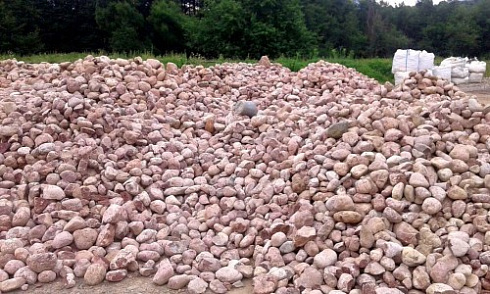 Kamenclub.ru: Розовый валунчик фр.100-300 мм.  купить в Истре крупный природный камень розовый, серый молочный красный речной галечник природный 7850 руб/т   фото КАМЕНЬ КЛУБ