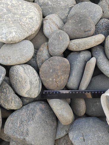 Kamenclub.ru: Галька речная плоская (ассорти) фр. 70-150 мм. купить  в Истре галька галечник серый белый темно-серый синий светло-серый плоская природная галька  9000 руб/т   фото КАМЕНЬ КЛУБ