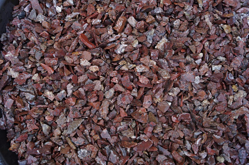 Kamenclub.ru: Щебень крошка красный (ЯШМА) фр. 5-10 мм.  купить в Истре крошка каменная яшмы красный, бордовый, темно-красный декоративная крошка ландшафтная каменная яшмоидная 8500 руб/т   фото КАМЕНЬ КЛУБ