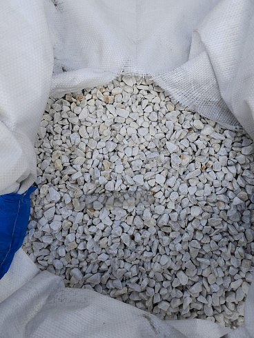 Kamenclub.ru: Мраморная крошка, щебень, цвет-белый, фр. 10-20 мм.  купить в Истре мрамор белый, молочный айвори каменная ландшафтная декоративная крошка шебня 12000 руб/т   фото КАМЕНЬ КЛУБ
