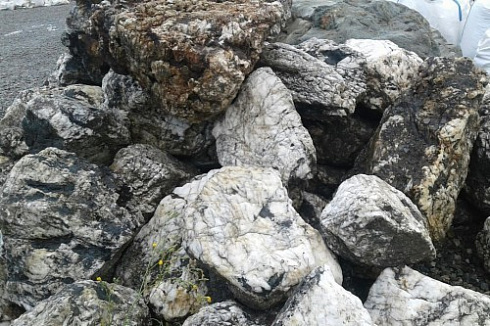 Kamenclub.ru: Черный гранит - кварцит фр. 500-1000 мм.  купить в Истре гранит кварцит черный серый белый скальный колотый валун 9750 руб/т   фото КАМЕНЬ КЛУБ