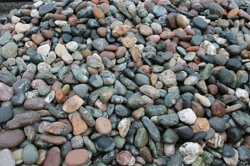 Kamenclub.ru: Галька окат (цветная картошка) фр. 50-100 мм. купить  в Истре галька природная окатанная серый белый цветной синий темно-серый коричневый округлый галечник окатанный 6800 руб/т   фото КАМЕНЬ КЛУБ