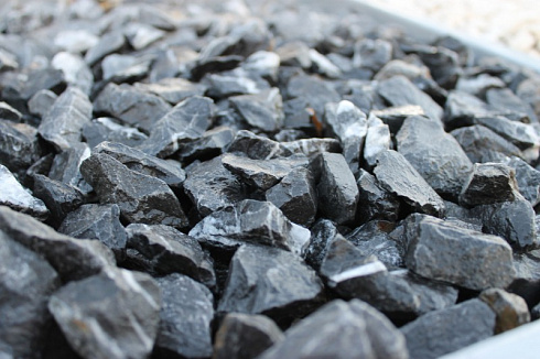 Kamenclub.ru: Щебень крошка черный (мрамор) фр. 10-20 мм.  купить в Истре мрамор черный с белыми прожилками, черный, белый каменная ландшафтная декоративная крошка щебня 11000 руб/т   фото КАМЕНЬ КЛУБ