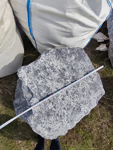 Kamenclub.ru: Черный мрамор скальник фр. 1000-1500 мм.  купить в Истре мрамор черный белый серый крупный колотый валун ландшафтный 9000 руб/т   фото КАМЕНЬ КЛУБ