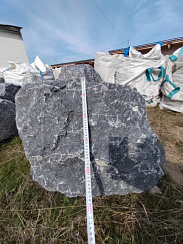 Kamenclub.ru: Черный мрамор скальник фр. 1000-1500 мм.  купить в Истре мрамор черный белый серый крупный колотый валун ландшафтный 9000 руб/т   фото КАМЕНЬ КЛУБ