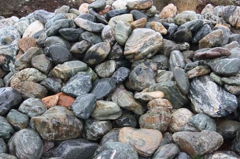 Kamenclub.ru: Ландшафтные валунчики фр.100-500 мм.  купить в Истре крупный природный камень серый, темно-серый, светло-серый речной валун крупный 4800 руб/т   фото КАМЕНЬ КЛУБ