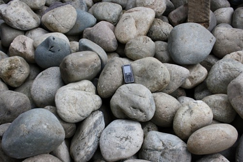 Kamenclub.ru: Речной валун (Ассорти) фр.100-300 мм.  купить в Истре галечник серый, темно-серый, светло-серый речная галька крупных размеров 4200 руб/т   фото КАМЕНЬ КЛУБ