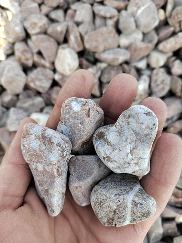 Kamenclub.ru: Мраморная крошка (щебень галтованный розовый) фр.20-40 мм.  купить в Истре мрамор розовый, красный оголтованный округлый щебень  15000 руб/т   фото КАМЕНЬ КЛУБ