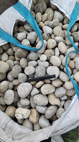 Kamenclub.ru: Галька речная окат (серо-белая) фр. 70-120 мм купить  в Истре галька галечник бело-серая, серо-белая, серая, белая речная природная галька  8000 руб/т   фото КАМЕНЬ КЛУБ